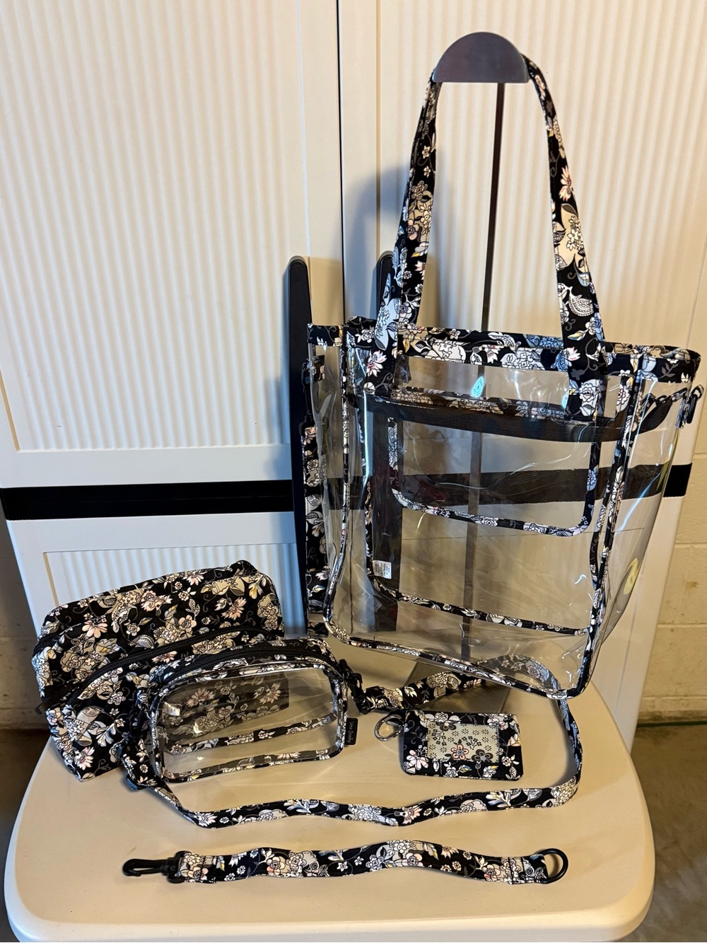 Vera Bradley “PERFECT” Travel Set .. Tote, Cosmetic Bag, Purse/Wallet, Straps